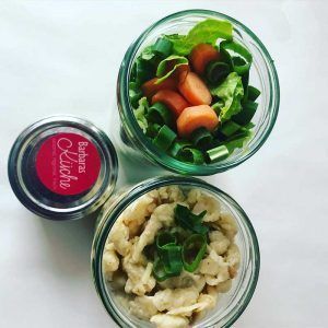 Spätzle und Salat im Glas
