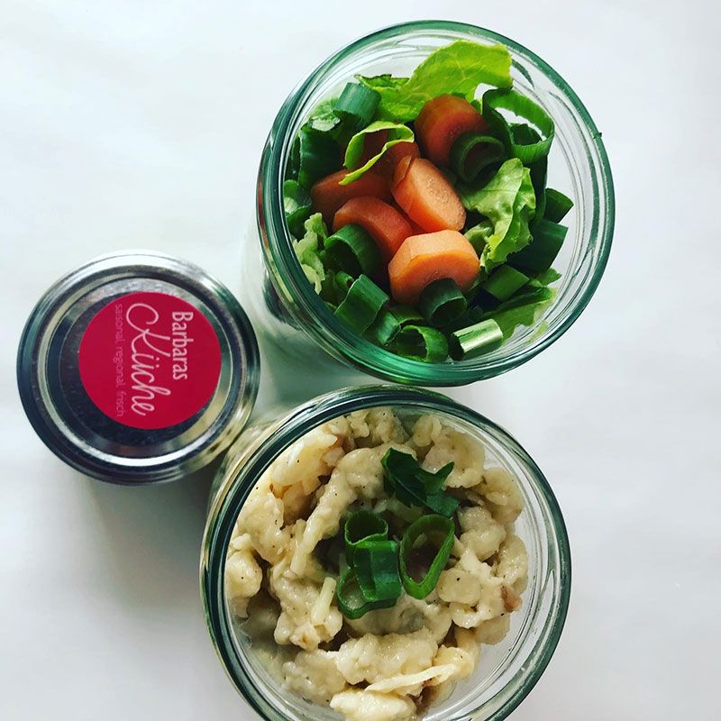Essen in Gläsern Spätzle und Salat