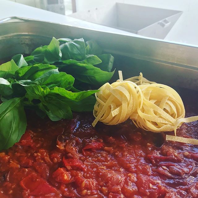 Spaghetti Bolognese in der Metallwanne
